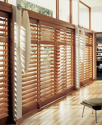 توفر المصاريع الخشبية الاصطناعية تنوعًا في المساحات السكنية